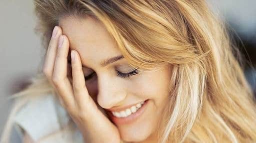 5 sinais inconscientes de interesse feminino!