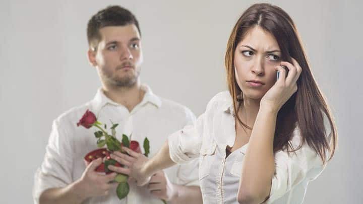 6 Sinais de que ela não está tão afim de você!