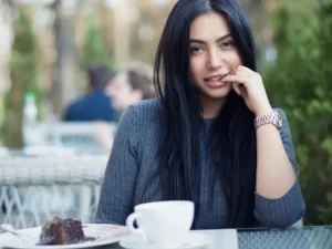 Transformando Flerte em Atração: Como Agir Quando a Mulher gosta de flertar com Você?