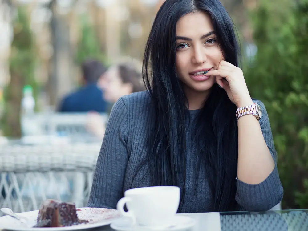 Transformando Flerte em Atração: Como Agir Quando a Mulher gosta de flertar com Você?